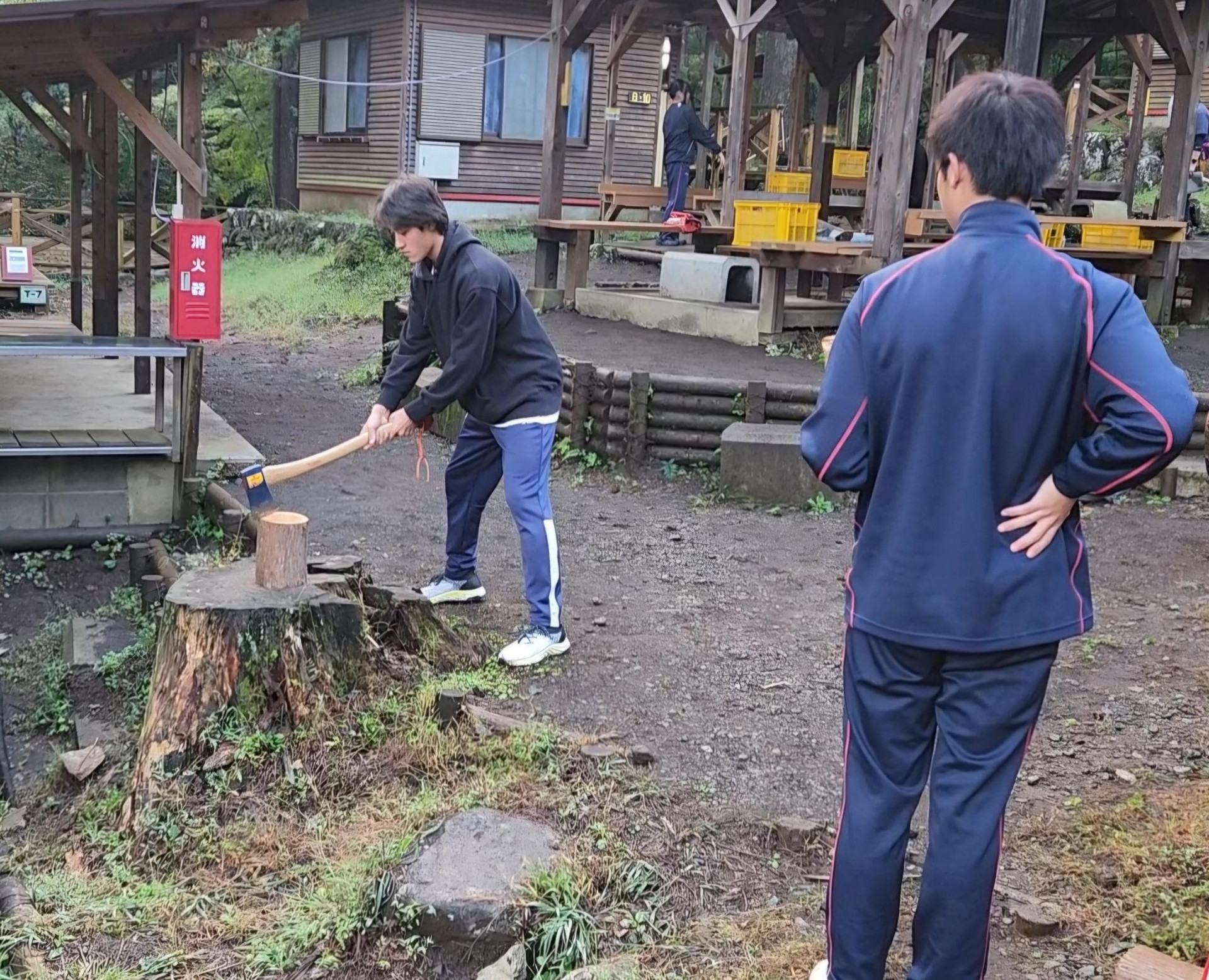 1023キャンプ実習　薪割り